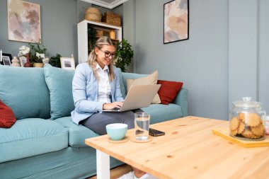Başarılı kadın serbest yazar dizüstü bilgisayarında yeni bir proje üzerinde çalışıyor. İş adamları konsepti. Araştırma için merkez ofisindeki bilgisayarı kullanan bir kadın işçi. Fikir ve rahatlama için internette sörf yapmak.