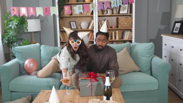 Cheerful Drunk Girl Sings Jumps Sofa Apartment While Boyfriend Bored — Video Stock