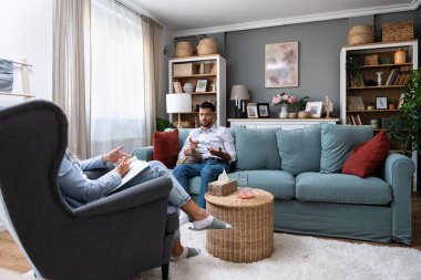 Genç işadamı işini kaybettikten sonra psikoterapi görüyor, özel şirketinin iflası ya da yakın bir aile üyesinin ölümü. Erkek boşandıktan sonra psikoterapistten yardım ve çözüm ister.