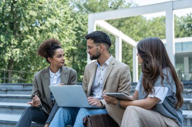 Genç iş adamları profesyonel öğretim görevlileri, pazardaki ticaret ve ürün yerleştirme şirketlerinde çalışanların eğitimi üzerinde çalışırlar ve planlanan konferanstan önce bilgiyi tartışıp uyumlu hale getirirler.