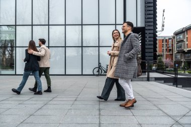 Genç iş adamları profesyonel öğretim görevlileri, pazardaki ticaret ve ürün yerleştirme şirketlerinde çalışanların eğitimi üzerinde çalışırlar ve planlanan konferanstan önce bilgiyi tartışıp uyumlu hale getirirler.