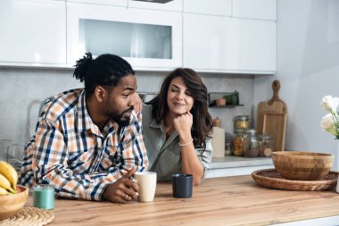 İş arkadaşları öğle arasında ofis mutfağında konuşurlar. Kadın iş arkadaşıyla iletişim kuruyor kahve fincanları tutuyor, sohbetin tadını çıkarıyor, iş ya da kişisel konulardan bahsediyor. İş kavramında iyi ilişkiler