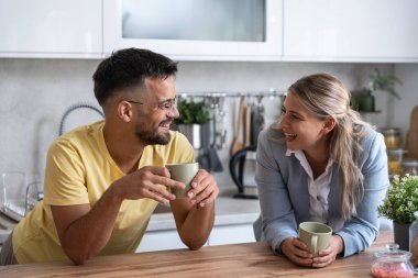 İş arkadaşları öğle arasında ofis mutfağında konuşurlar. Kadın iş arkadaşıyla iletişim kuruyor kahve fincanları tutuyor, sohbetin tadını çıkarıyor, iş ya da kişisel konulardan bahsediyor. İş kavramında iyi ilişkiler