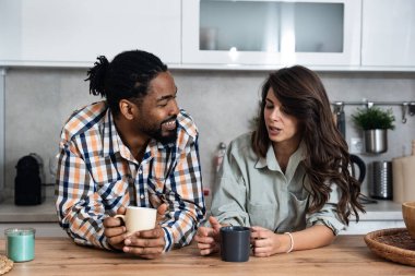 İş arkadaşları öğle arasında ofis mutfağında konuşurlar. Kadın iş arkadaşıyla iletişim kuruyor kahve fincanları tutuyor, sohbetin tadını çıkarıyor, iş ya da kişisel konulardan bahsediyor. İş kavramında iyi ilişkiler