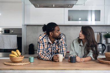 İş arkadaşları öğle arasında ofis mutfağında konuşurlar. Kadın iş arkadaşıyla iletişim kuruyor kahve fincanları tutuyor, sohbetin tadını çıkarıyor, iş ya da kişisel konulardan bahsediyor. İş kavramında iyi ilişkiler