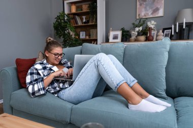 Genç serbest çalışan bir iş kadını dizüstü bilgisayarda ürün stratejisi uzmanı olarak çalışıyor. Yabancı bir şirket için internet üzerinden internet üzerinden yurtdışı çalışan bir kadın web geliştiricisi