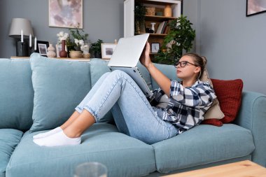 Genç serbest çalışan bir iş kadını dizüstü bilgisayarda ürün stratejisi uzmanı olarak çalışıyor. Yabancı bir şirket için internet üzerinden internet üzerinden yurtdışı çalışan bir kadın web geliştiricisi