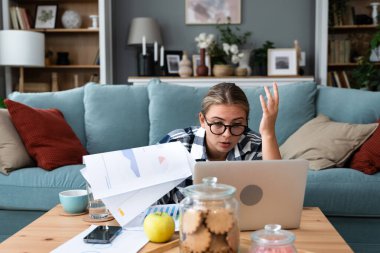 Genç serbest çalışan bir iş kadını dizüstü bilgisayarda ürün stratejisi uzmanı olarak çalışıyor. Yabancı bir şirket için internet üzerinden internet üzerinden yurtdışı çalışan bir kadın web geliştiricisi