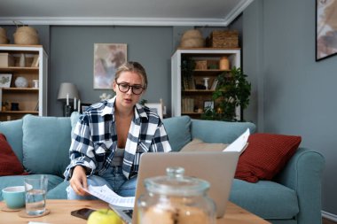 Genç serbest çalışan bir iş kadını dizüstü bilgisayarda ürün stratejisi uzmanı olarak çalışıyor. Yabancı bir şirket için internet üzerinden internet üzerinden yurtdışı çalışan bir kadın web geliştiricisi