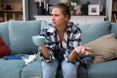 Genç bir kadın sabah ilk kahvesini içerek günlük rutinini sürdürüyor. Şehrin aşağısındaki apartmanın penceresinden gelen gürültülü yol çalışması yüzünden üzgün ve tedirgin..