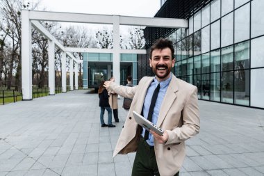 Bir grup genç iş adamı ürün stratejisi uzmanı ofis binası önünde iş aramak için insan kaynaklarından işverenle görüşmeyi bekliyor. İş adamları ve iş kadınları tartıştılar