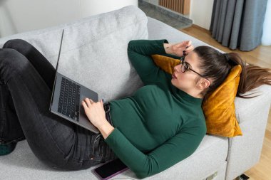 Genç serbest çalışan bir iş kadını dizüstü bilgisayarda ürün stratejisi uzmanı olarak çalışıyor. Yabancı bir şirket için internet üzerinden internet üzerinden yurtdışı çalışan bir kadın web geliştiricisi