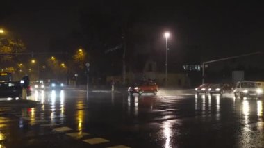 Novi Sad, Sırbistan. Ocak - 15. 2024. Sırbistan 'ın Novi Sad kentinde, binalar ve insanların kar altında yürüdüğü soğuk kış günündeki şehir yaşamını gece görüşü. Yazı