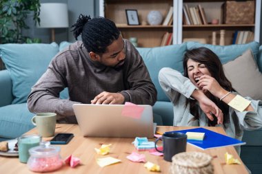 Genç yorgun serbest çalışan çift, küçük şirket sahipleri, yeni iş ortakları, küresel iş için ürün stratejisi üzerinde evde çalışıyorlar. Web geliştiricileri araştırmaları, iç mimarlar geç saatlere kadar çalışan yaratıcılar.