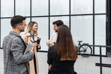 Bir grup genç iş adamı, ofis binasının önünde işverenle görüşmek için çağrılmayı bekleyen iş adayları. İş adamları ve iş kadınları insan kaynaklarını bekliyor.
