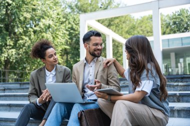 Bir grup genç iş adamı, ofis binasının önünde işverenle görüşmek için çağrılmayı bekleyen iş adayları. İş adamları ve iş kadınları insan kaynaklarını bekliyor.
