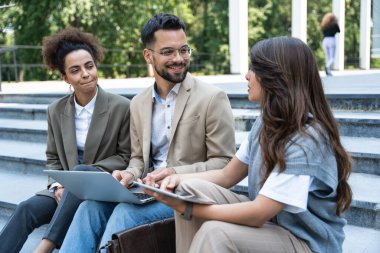 Bir grup genç iş adamı, ofis binasının önünde işverenle görüşmek için çağrılmayı bekleyen iş adayları. İş adamları ve iş kadınları insan kaynaklarını bekliyor.