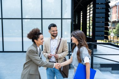 Bir grup genç iş adamı, ofis binasının önünde işverenle görüşmek için çağrılmayı bekleyen iş adayları. İş adamları ve iş kadınları insan kaynaklarını bekliyor.