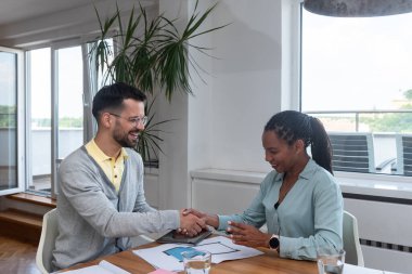 İki genç iş adamı iç mimari ve dış tasarımcı prefabrik ekoloji evlerinin mimarları enerji tasarruflu konut projesi üzerinde çalışıyorlar. Mimari mühendisler çalışır.