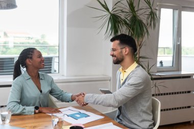 İki genç iş adamı iç mimari ve dış tasarımcı prefabrik ekoloji evlerinin mimarları enerji tasarruflu konut projesi üzerinde çalışıyorlar. Mimari mühendisler çalışır.