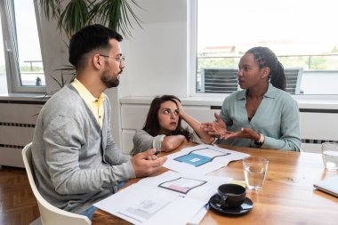 Bir grup genç iş adamı iç mimarlar ve dış tasarımcılar ev ofisinde enerji tasarruflu konut projesinde çalışan prefabrik ekoloji evleri mimarları. Mimari mühendisler çalışır.
