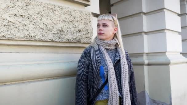Jonge Nerveuze Vrouw Die Straat Staat Wachten Haar Vriend Vriendje — Stockvideo