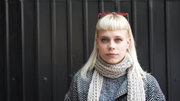 Joven Mujer Triste Sintiéndose Deprimida Abandonada Pie Aire Libre Con — Vídeos de Stock