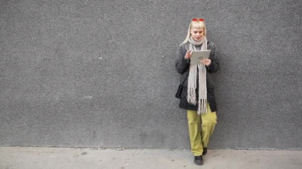 Menina Hippie Feliz Navegando Tablet Trabalhando Freelance Apoiando Uma Parede — Vídeo de Stock
