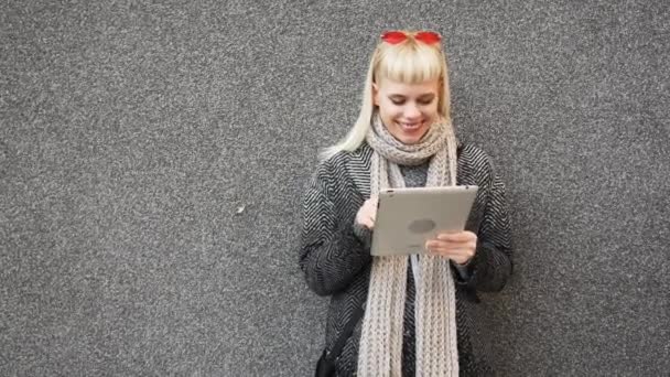 Menina Hippie Feliz Navegando Tablet Trabalhando Freelance Apoiando Uma Parede — Vídeo de Stock