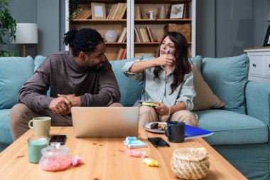 Genç akıllı çift işletme sahipleri ve ortakları mimari iç mimari tasarımcılar evlerinden dizüstü bilgisayarlarında çalışıyorlar yeni müşterileri için yeni dekorasyon planları ve renkleri var.