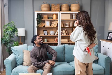 Eşinden sürpriz yapmak için pozitif hamilelik testi saklayan bir kadın. Evdeki genç çift erkek ve hamile kadın ebeveyn olmak istiyor. Şaşırtıcı etki konsepti