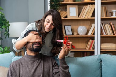 Eşinden sürpriz yapmak için pozitif hamilelik testi saklayan bir kadın. Evdeki genç çift erkek ve hamile kadın ebeveyn olmak istiyor. Şaşırtıcı etki konsepti