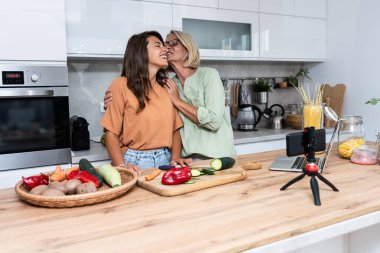 Kanserden kurtulan son sınıf kadın ve kızı, hastalıktan sonra daha sağlıklı olmak ve vücut yenilenmesi için mutfaktaki web kamerasından canlı yayın yapıyorlar..