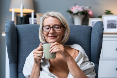 Basit bir yaşam. Son sınıf öğrencisi kadın evde tek başına oturmuş çay ya da kahve içiyor ve hayatının tadını çıkarıyor. Yaşı büyük bir kadın, geçmişini ve mutluluğunu düşünüyor. Hayattaki kararlarından memnun.