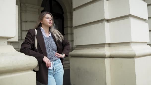 Jonge Nerveuze Zakenvrouw Die Straat Staat Wachten Haar Vriend Vriendje — Stockvideo