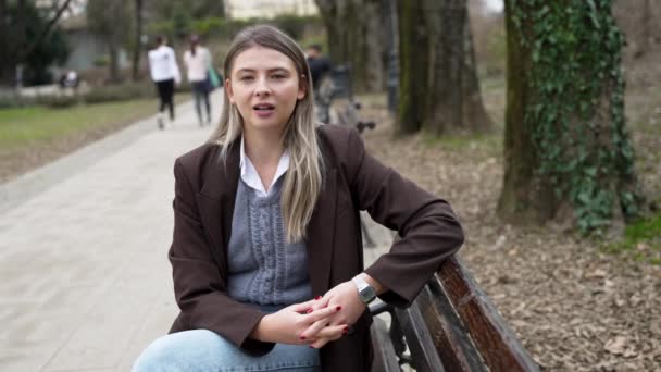 Jeune Femme Affaires Cool Mignon Une Fille Assise Dans Parc — Video