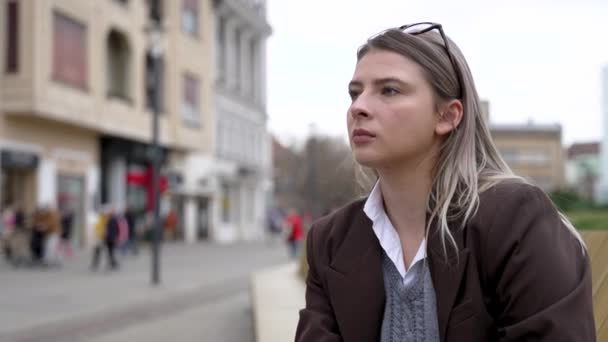 Eine Junge Geschäftsfrau Sitzt Auf Der Bank Auf Der Straße — Stockvideo