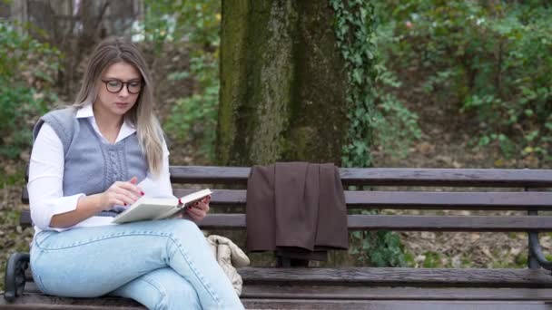 Genç Kadını Bir Kitap Okurken Parkta Dinlenmek Için Işe Ara — Stok video