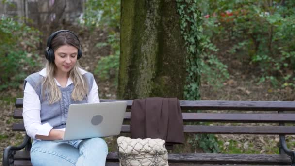 Young Business Woman Sitting Park Bench Working Laptop Computer Listening — Stock Video