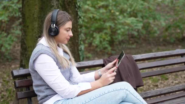Giovane Donna Affari Seduta Nel Parco Panchina Che Lavora Tablet — Video Stock