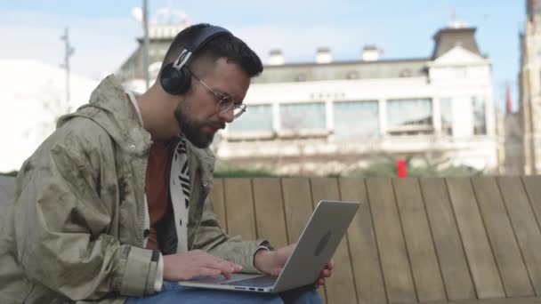 Jeune Homme Affaires Freelance Hipster Essaie Travailler Sur Nouveau Projet — Video