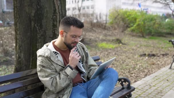 Mladý Ležérní Stylový Hipster Podnikatel Sedící Lavičce Používající Digitální Tablet — Stock video