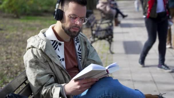 Jonge Knappe Hipster Freelance Zakenman Die Een Boek Leest Terwijl — Stockvideo