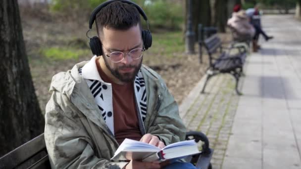Junger Gutaussehender Hipster Freier Geschäftsmann Jacke Der Draußen Ein Buch — Stockvideo
