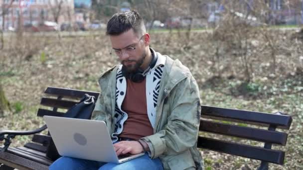 Νέος Ανεξάρτητος Επιχειρηματίας Hipster Άνθρωπος Προσπαθεί Εργαστεί Νέο Έργο Έξω — Αρχείο Βίντεο