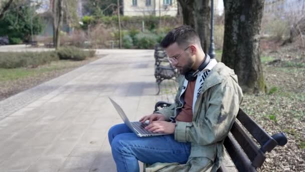 Genç Serbest Çalışan Hippi Dizüstü Bilgisayarı Çökerken Şarjı Biterken Dışarıda — Stok video