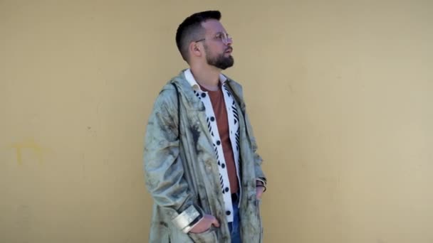 Joven Hipster Hombre Milenario Pie Calle Esperando Mujer Que Conoció — Vídeo de stock