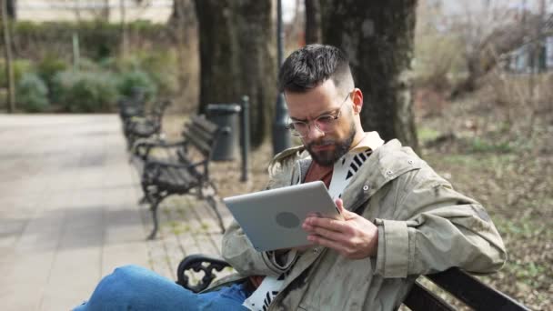 Jeune Expatrié Freelance Hipster Génération Homme Assis Dans Parc Détente — Video