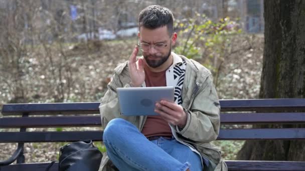 Mladí Volné Noze Emigrovat Hipster Generace Muž Sedí Parku Relaxační — Stock video