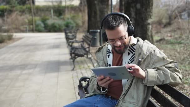 Jovem Elegante Homem Barbudo Hipster Ouvindo Música Parque Cidade Usando — Vídeo de Stock